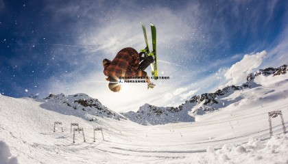 k1体育官网-欧冠决赛太太团颜值比拼！K77妻子美艳动人，内维斯女友身材傲人